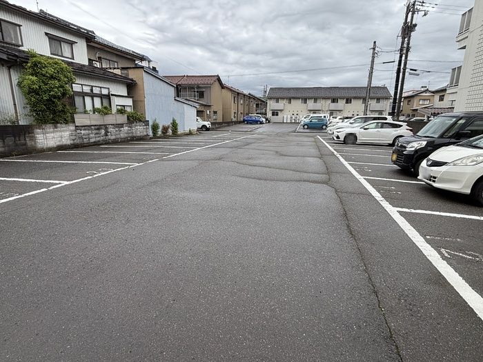 リバーハイツ豊岡の駐車場