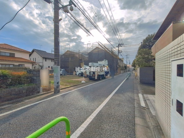 練馬区大泉学園町5丁目 全5棟 C号棟の前面道路含む現地写真|西側約4.5ｍ公道×北側約4.5ｍ公道に面する開放感あふれる角地を含む立地