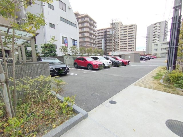 EL・SERENO江坂EASTの駐車場