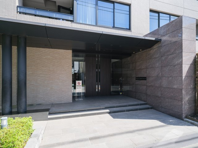 ウエリス代沢のエントランス|「下北沢」駅徒歩１２分！平成２８年築の耐震基準適合マンション、ウエリス代沢は即日現地案内可能となっておりますので、お気軽にお問い合わせください！