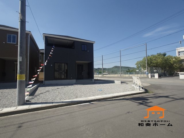 クレイドルガーデンさぬき市志度第２◇耐震等級３取得の地震に強いオール電化住宅です！の外観|１号棟外観
ダークグレーの外壁は、モダンで洗練された印象を与え、高級感を演出できます。砂埃やコケ、カビ、排気ガスの黒ずみ、雨だれなどが目立ちにくいという実用的なメリットがあります。