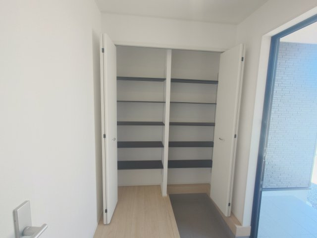 クレイドルガーデンさぬき市志度第２◇耐震等級３取得の地震に強いオール電化住宅です！の玄関|１号棟
玄関をすっきりと保ち、靴や屋外で使用する様々なものを効率的に収納できる収納力豊富なのシューズクロークがあれば、靴を玄関に置きっぱなしにする必要がなくなります。