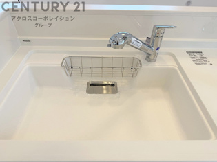 大きなシンクでお鍋などの大きな調理器具を洗う際にも便利です。
