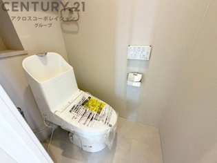 温水洗浄便座付トイレは温水洗浄機能により、暖かい水でおしりを洗浄することができ、冷たい水を使う従来の便座に比べ、温水洗浄機能で暖かいトイレを提供し、快適な使用を可能にします。