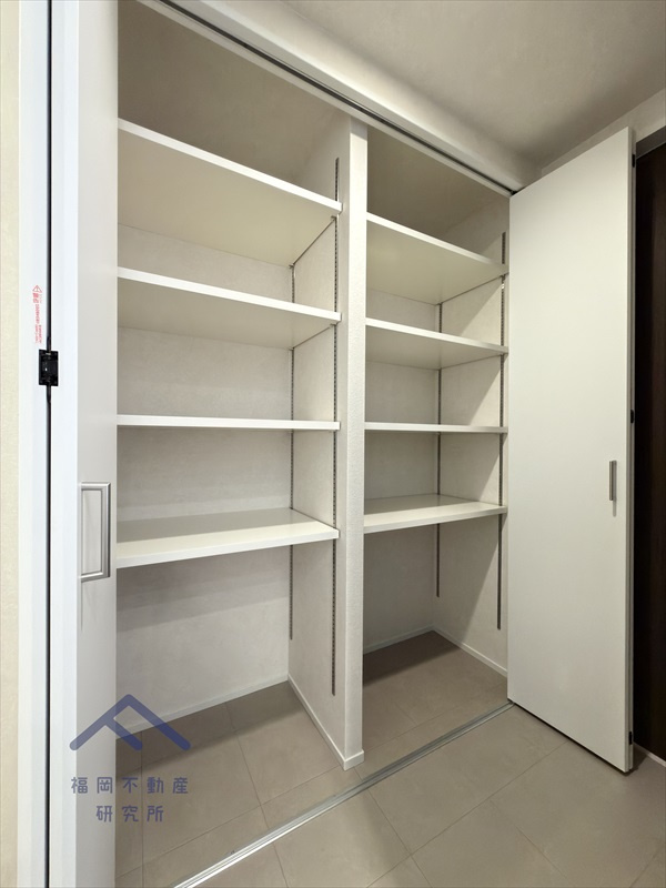 アルファステイツ箱崎の収納|マンションで狭くなりがちなランドリールームには可動棚付き広々収納が完備