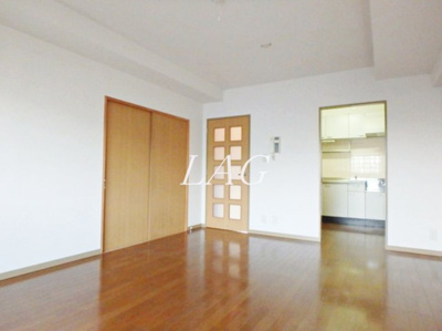 【居間・リビング】 | ルミエールドゥ加平 | 洋室のお部屋です。