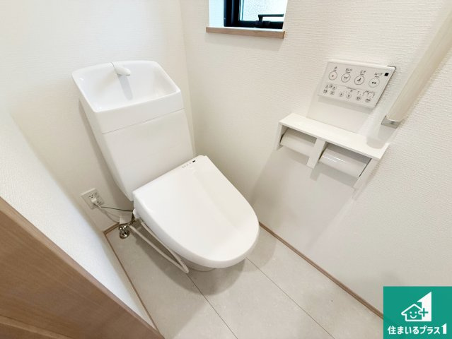 ◆羽曳野市野々上　新築一戸建てのトイレ|1・2階の2ヶ所にあるので、朝の忙しい時間の順番待ちもなく、深夜の利用にも大変便利です。