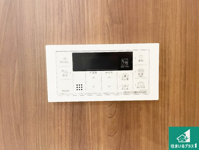 摂津市別府　第1期　新築一戸建てのキッチン|リビングと統一感があり、使い勝手のいいキッチン。広々としているので、二人並んで作業が出来ちゃいます。お子様と一緒に色々なお料理に挑戦できるスペースがあります。
