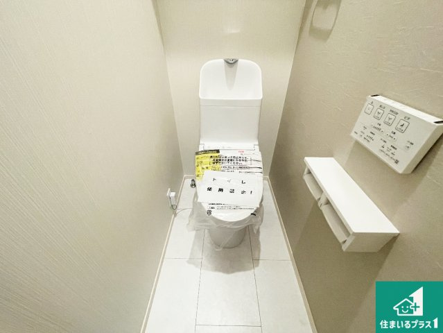 ■摂津市別府　第1期　新築一戸建てのトイレ|1・2階の2ヶ所にあるので、朝の忙しい時間の順番待ちもなく、深夜の利用にも大変便利です。