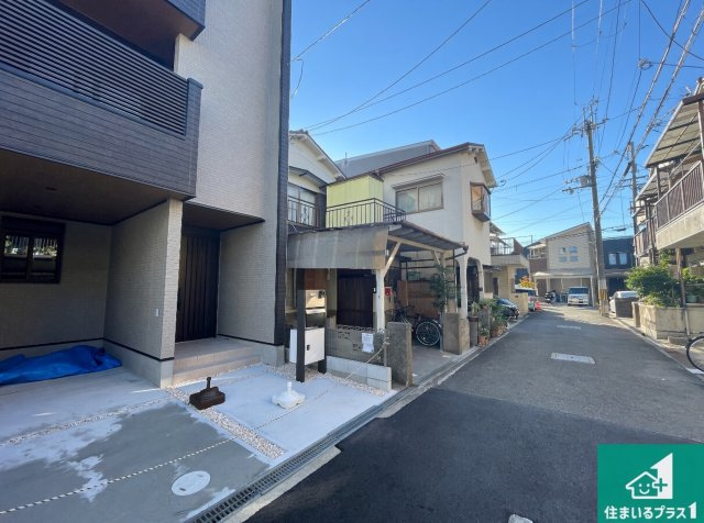 ■摂津市別府　第1期　新築一戸建ての前面道路含む現地写真|周辺は閑静な住宅街！前面道路広々で車の出し入れも便利です。駐車が苦手な方でも安心して車庫入れできます！