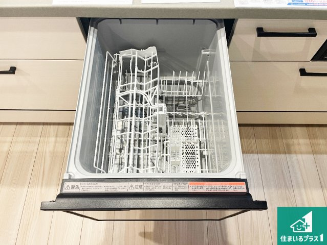 ■摂津市別府　第1期　新築一戸建ての設備|食事後の一仕事、食器洗いをボタン一つでお任せできちゃいます！場所を取らないビルトイン式なので、お料理スペースもしっかり確保！