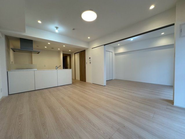 東大島ファミールハイツ２号館の居間・リビング|東大島ファミールハイツ２号館：リビングからワイドバルコニーへ出ることが可能です！