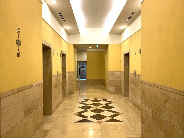 １階　エレベーターホール
