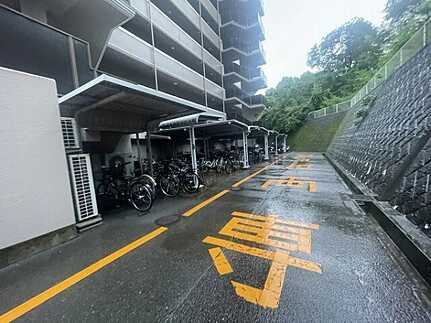コスモ三滝本町の駐輪場