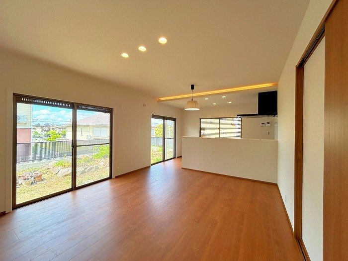 須磨区南落合１丁目　リフォーム済中古戸建の居間・リビング|約18帖のリビングは広々とスペースが使えます！