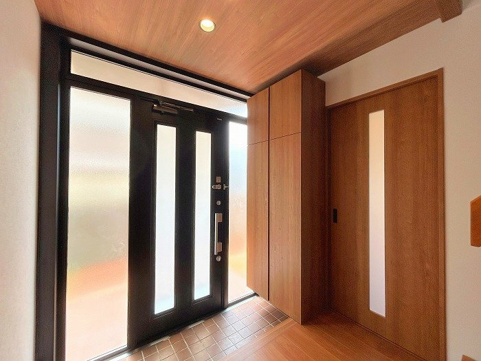 須磨区南落合１丁目　リフォーム済中古戸建の玄関|ガラス面が大きく明るい玄関です！