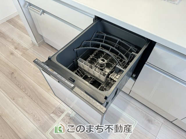 ワイウッドコートさくら市大中第1期のキッチン|あったらいいなの代表的な設備である食洗機。ビルトイン型なので、おさまりもよく、使い勝手も良好です。料理をするのは好きだけど、後片付けは苦手な方に重宝します。洗う手間がないので、時間を有効に使えますね。