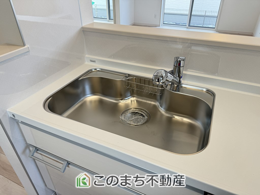 ワイウッドコートさくら市大中第1期のキッチン|同社施工物件の写真です。※建具やフローリング、その他仕様が違う場合がございます。