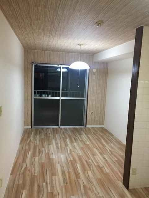横須賀市二葉２丁目の賃貸マンションの居間・リビング