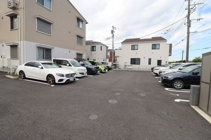 ファミリア　エテルナの駐車場
