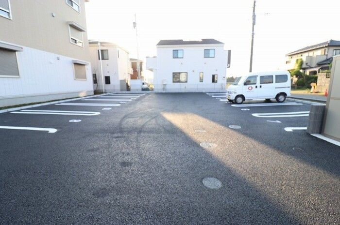 ファミリア　エテルナの駐車場