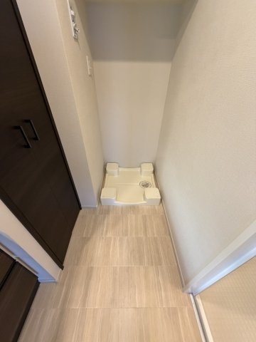 センターマークスタワーのランドリースペース|洗面台横にランドリーコーナーもゆったり。ドラム式も置ける余裕◎