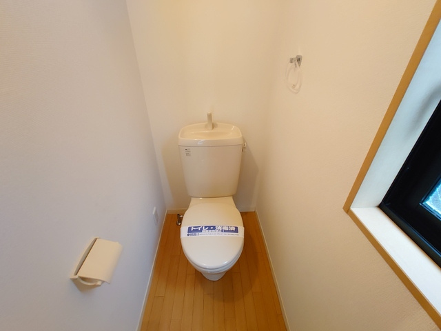 リースランド十条のトイレ|トイレにも窓があります☆
