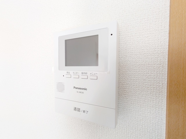 リースランド十条のセキュリティ|モニター付インターホン完備です☆