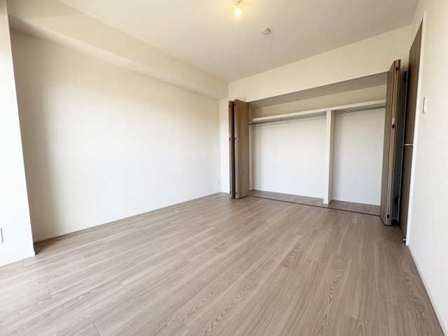 日商岩井高槻マンションの洋室|洋室（約６.８帖）です。