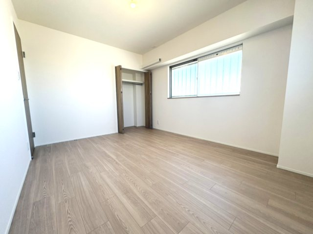 日商岩井高槻マンションの洋室|洋室（約７.４帖）です。