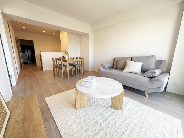 日商岩井高槻マンションの居間・リビング|使いやすい居間です。