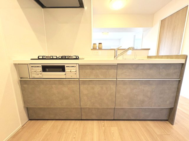 日商岩井高槻マンションのキッチン|使い勝手の良いシステムキッチンを採用！毎日の家事を快適にサポートします。