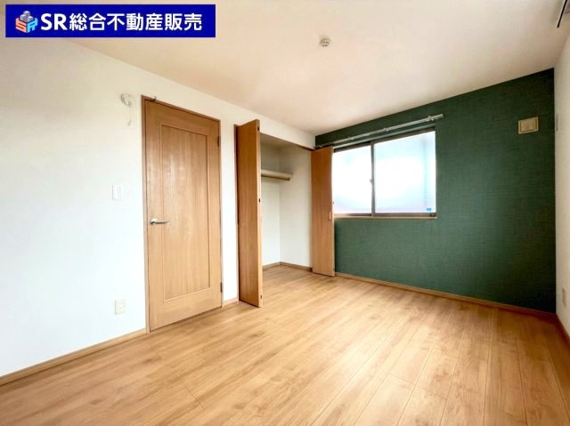 花園東町1丁目中古戸建の寝室|3F6帖洋室。落ち着いた雰囲気のお部屋です！寝室にいかがでしょうか。（クロス張替のイメージです。）