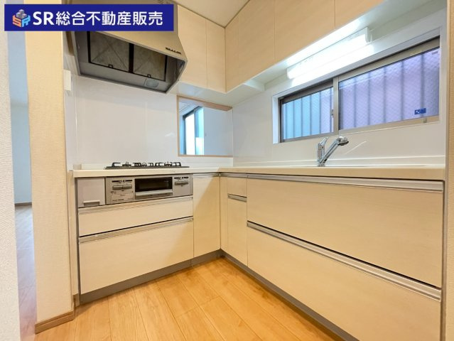 花園東町1丁目中古戸建のキッチン|キッチンは程よい距離感を保てるL字型システムキッチン♪配膳・片付けもしやすいです！