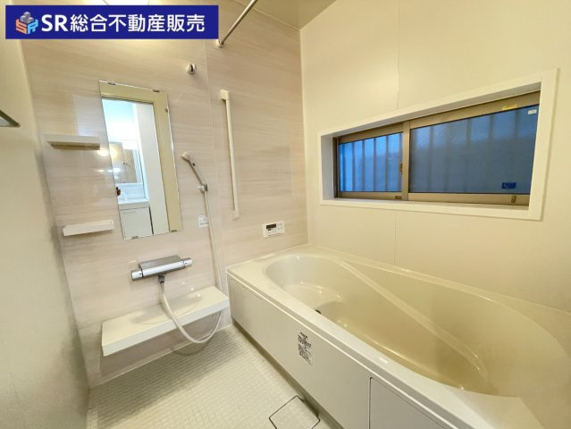 花園東町1丁目中古戸建の浴室|足を伸ばしてゆったりと浸かれる浴槽です！
