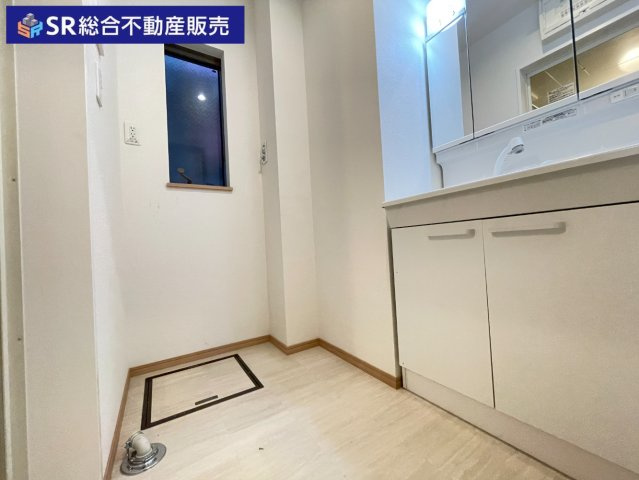 花園東町1丁目中古戸建の脱衣所|室内洗濯機置場、3面鏡独立洗面台のある使いやすい脱衣場です！