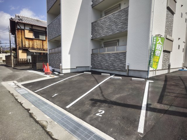 ピレーネ明和の駐車場