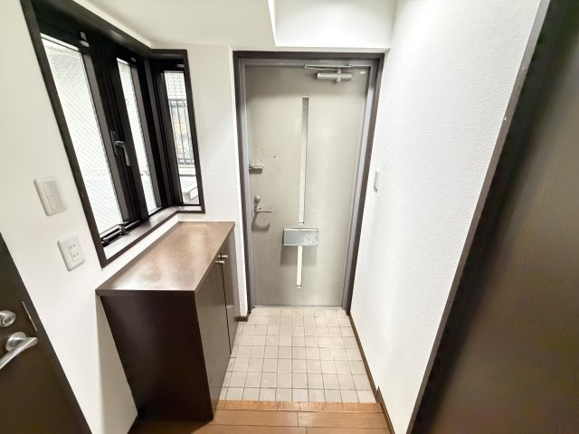 胡録台マンションの玄関