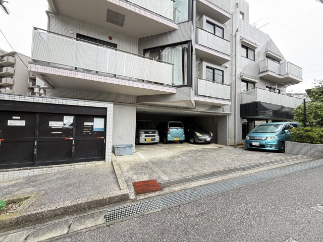 胡録台マンションの駐車場