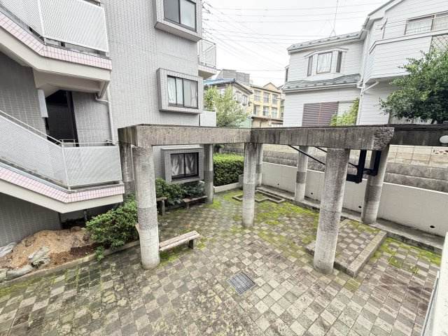 胡録台マンションの庭