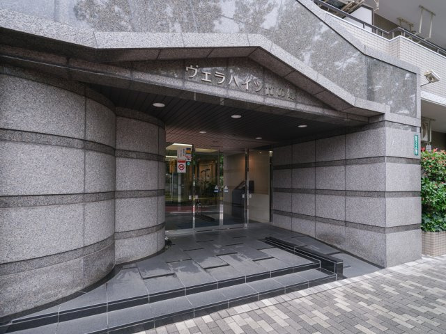 ヴェラハイツ竹の塚のエントランス|「竹ノ塚」駅徒歩４分！平成６年築・宅配ボックス付きマンション、ヴェラハイツ竹の塚は即日現地案内可能となっておりますので、お気軽にお問い合わせください！