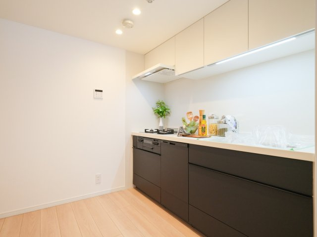 ヴェラハイツ竹の塚のキッチン|ヴェラハイツ竹の塚：３口コンロのシステムキッチンは収納力もありキッチン用品もスッキリ収納可能です！