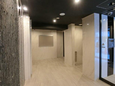 横浜市中区扇町２丁目の賃貸マンションのエントランス