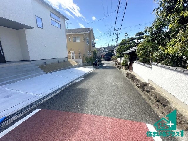 ●3(土)4(日)現地案内可能！　奈良市あやめ池北　第1期　新築一戸建ての前面道路含む現地写真|周辺は閑静な住宅街！前面道路広々で車の出し入れも便利です。駐車が苦手な方でも安心して車庫入れできます！