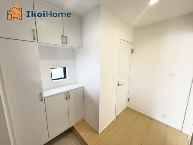 明石市魚住町西岡　全３棟A号棟　新築戸建の玄関|【ホームページに現地動画掲載中】●年中無休：当日予約可●コの字型の大型靴箱がございます！