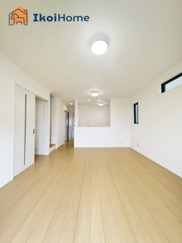 明石市魚住町西岡　全３棟A号棟　新築戸建の居間・リビング|【ホームページに現地動画掲載中】●年中無休：当日予約可●南西向きLDK約15.25帖ございます！