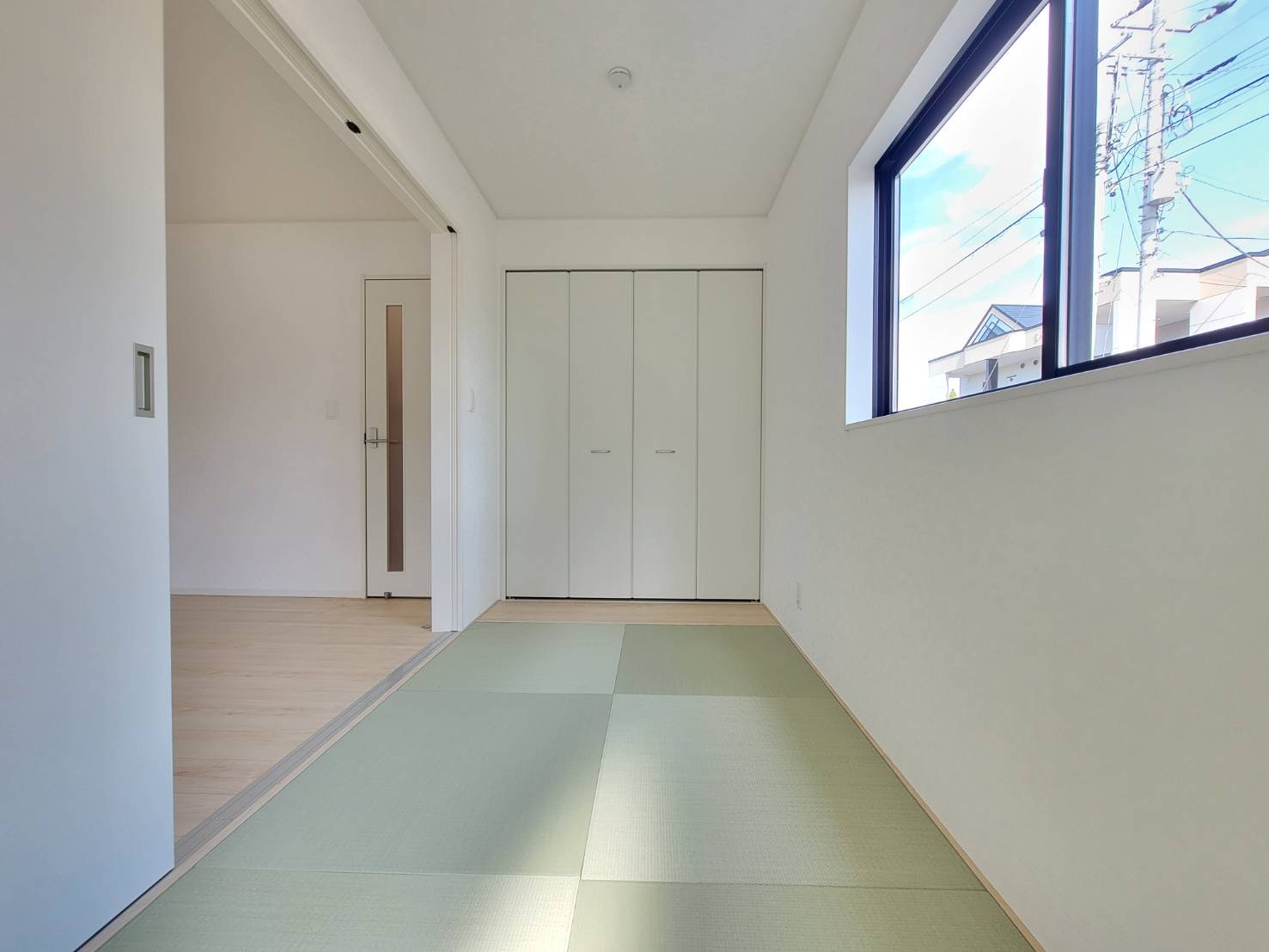 【Cradle garden】栃木市箱森町　第6の和室|〇1号棟　1F和室4.5帖〇
 キッチン奥の和室は家事の合間に目の届く、子育て、お昼寝スペースに最適です。家事室やリラクゼーション空間など、マルチに使える万能スペースです。
 ※2026年10月撮影