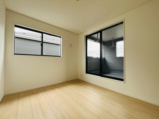 【Cradle garden】栃木市箱森町　第6の洋室|〇2F洋室5.7帖〇 ルーフバルコニーと繋がる、光と風が心地よい洋室です。バルコニー直結の洋室はお洗濯物や布団干しもスムーズです♪ ※2026年10月撮影