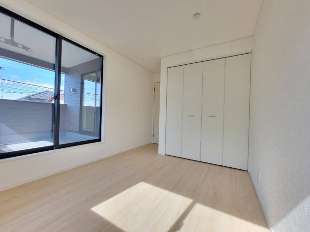 【Cradle garden】栃木市箱森町　第6の洋室|〇1号棟　2F洋室5.7帖〇
 ルーフバルコニーと繋がる、光と風が心地よい洋室です。バルコニー直結の洋室はお洗濯物や布団干しもスムーズです♪ 
※2026年10月撮影