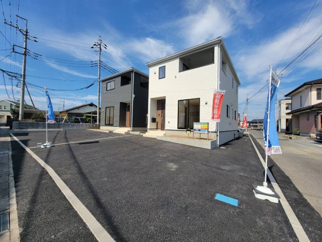 【Cradle garden】栃木市箱森町　第6の前面道路含む現地写真|〇2号棟〇
陽だまりと開放感んい恵まれた東南角地の区画です。周囲からの圧迫感がなく、心地よい自然光と爽やかな風をたっぷり取り込めます。ご案内は物件担当の弊社にお任せくださいませ！